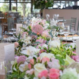 Beautiful floral centerpiece on a wedding table in São Paulo venue.
