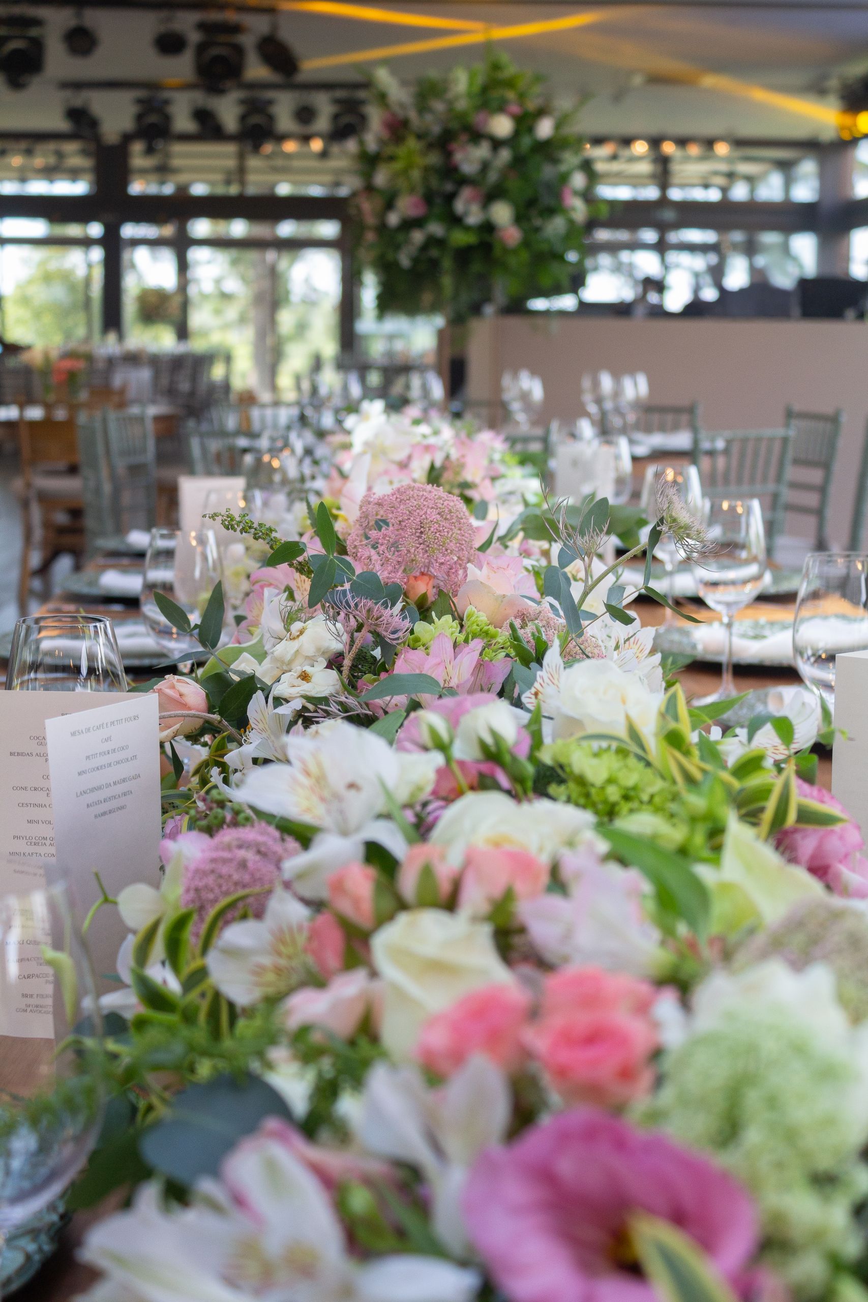 Beautiful floral centerpiece on a wedding table in São Paulo venue.